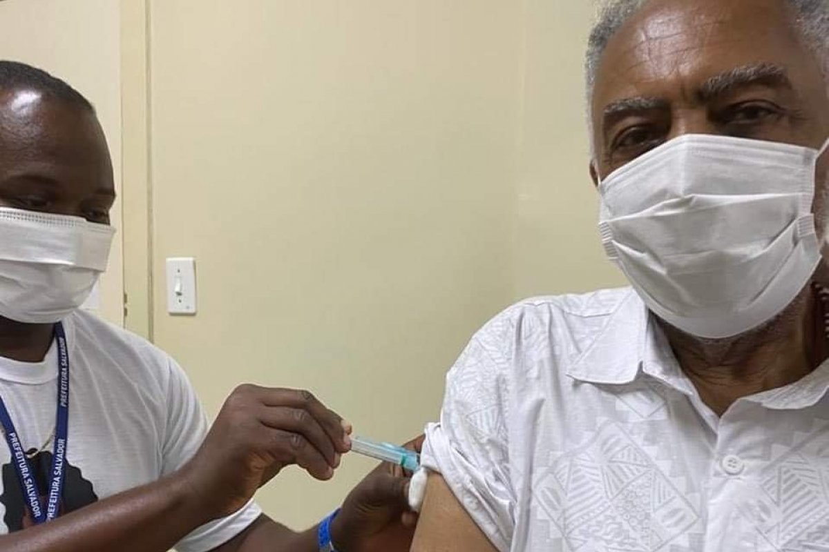Gilberto Gil recebe primeira  dose da vacina contra Covid-19