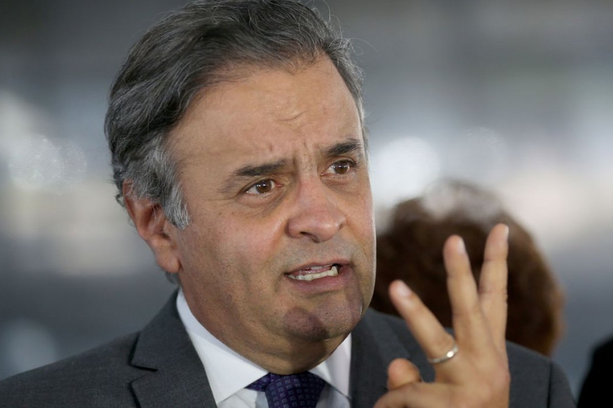 Aécio defende construção de “centro ampliado” contra Lula e Bolsonaro em 2022