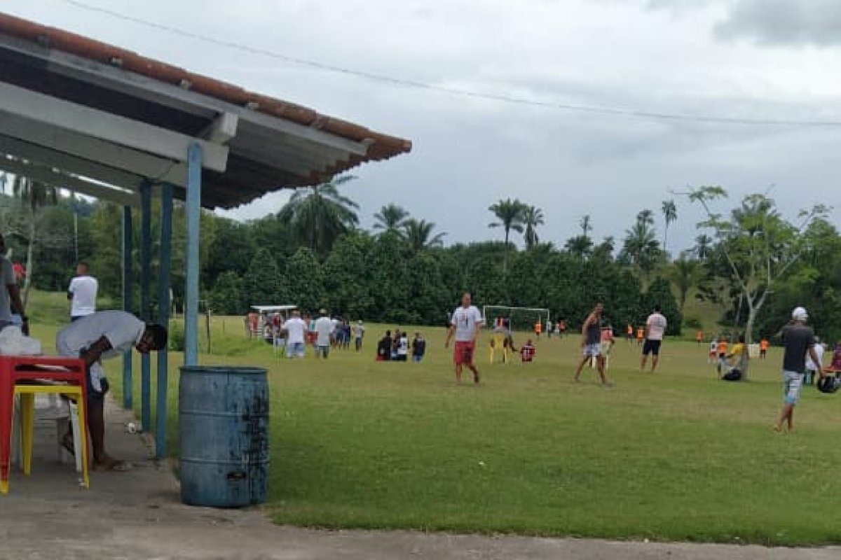 Polícia encerra "baba" organizado por ex-jogador da Seleção Brasileira, na Bahia 