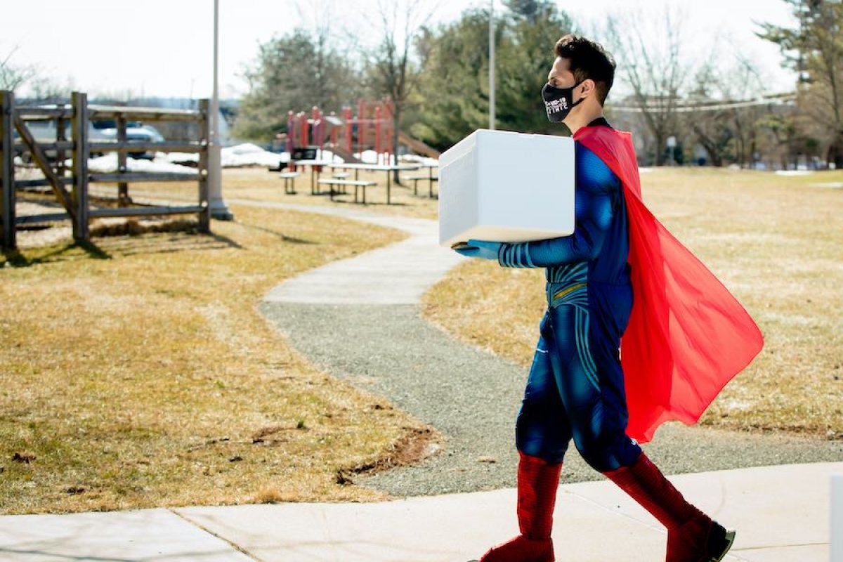 Dono de farmácia nos EUA faz sucesso na internet aplicando vacinas da Covid-19 vestido de Super-Homem
