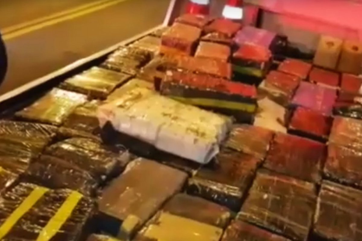 Motorista de caminhão é preso em Jequié com 1,8 ton de drogas