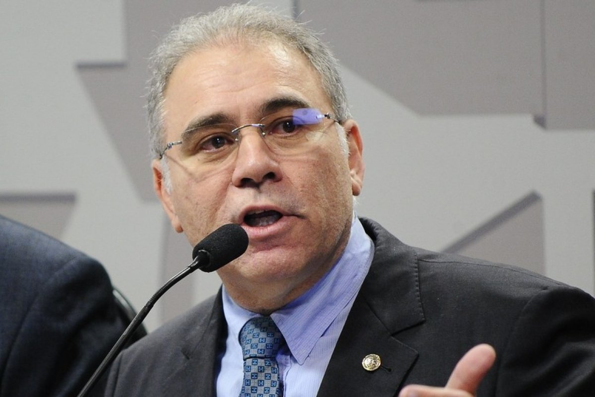 Novo ministro diz que política de combate a pandemia "é do governo e não do ministro da Saúde"