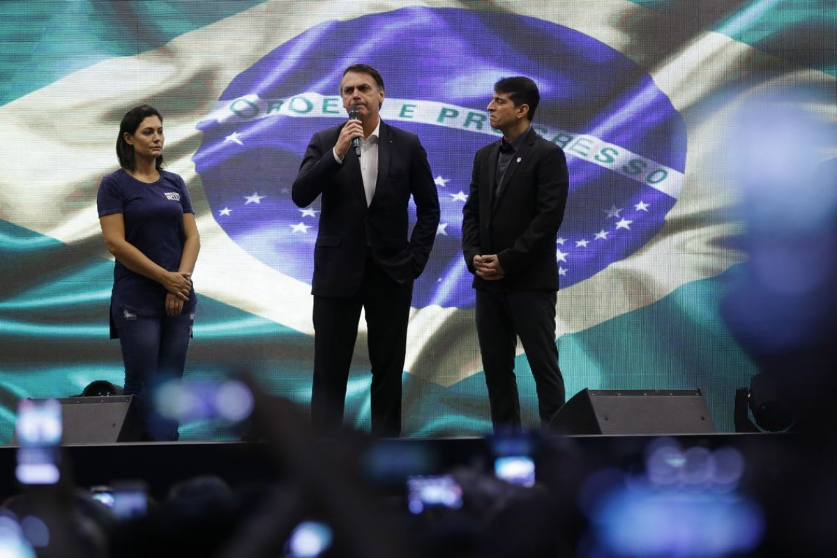 Povo está indo às ruas em defesa do futuro da nação, diz Bolsonaro