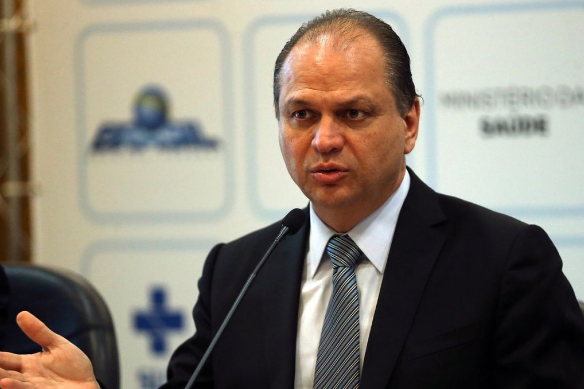 'É uma situação até confortável', diz líder do governo sobre número de vacinados no Brasil
