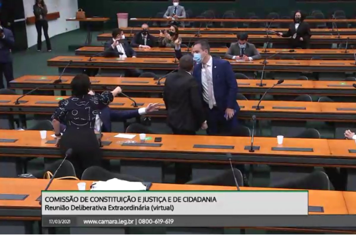 Vídeo: sessão da CCJ é encerrada após bate boca entre deputados 