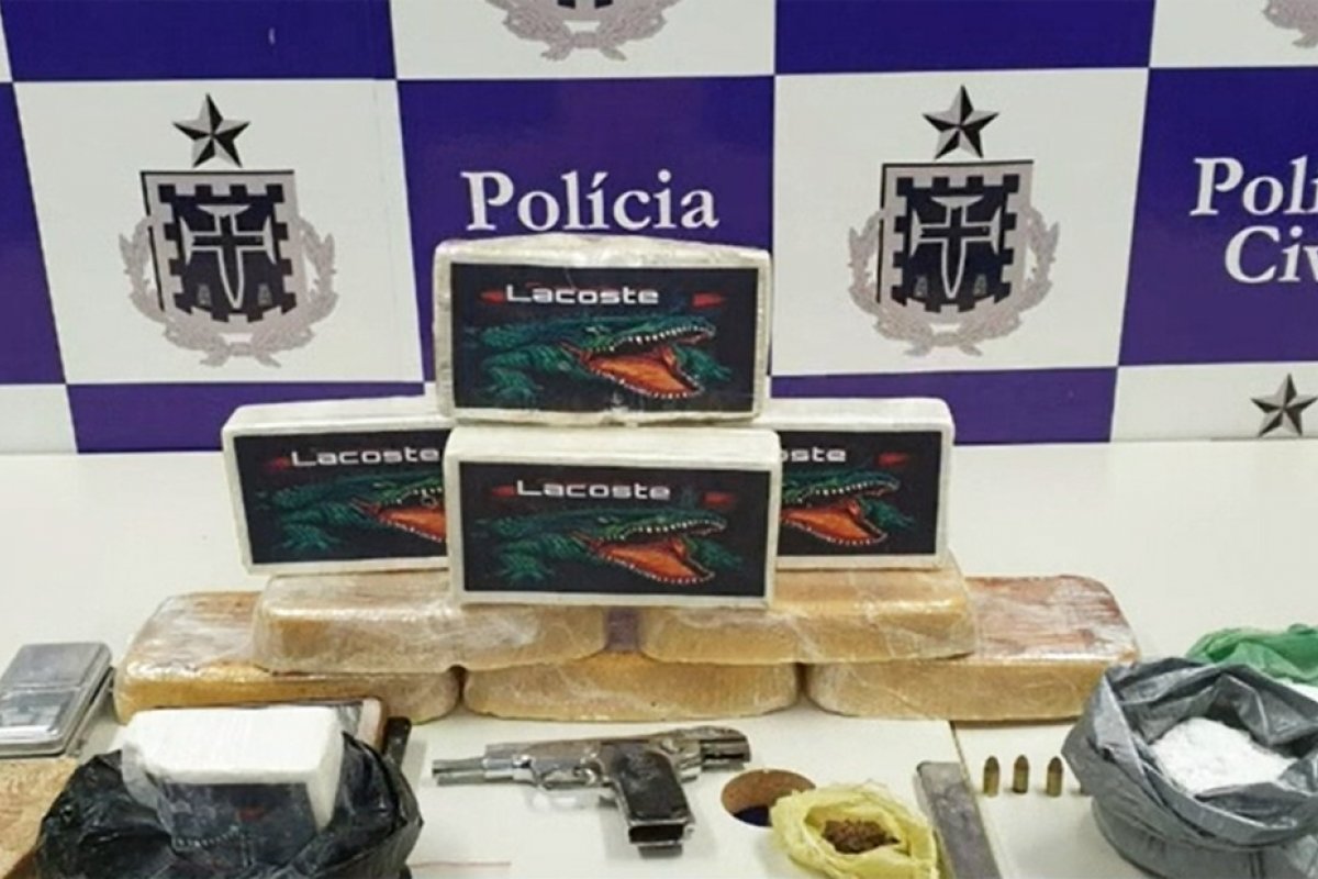 Homem é preso e adolescente apreendido com drogas, armas e R$ 200 mil