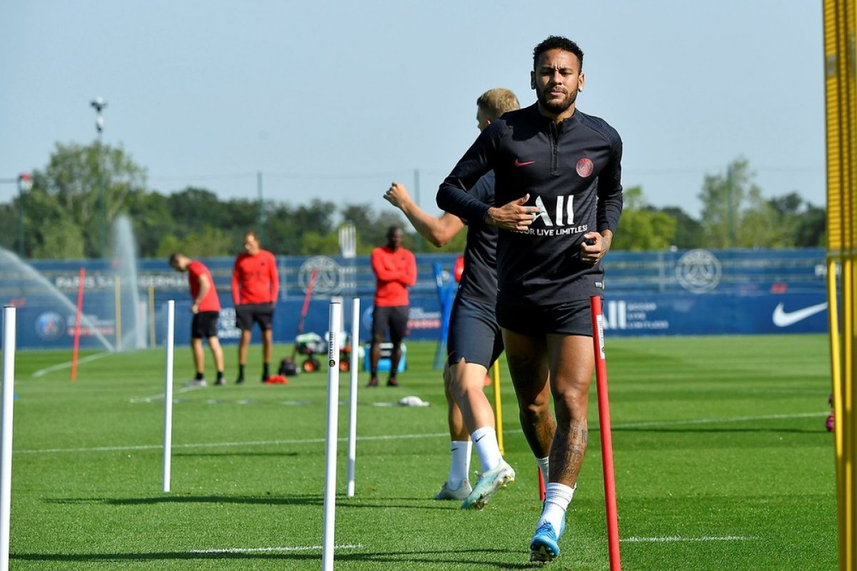 Recuperado, Neymar não é relacionado para o jogo deste domingo do PSG
