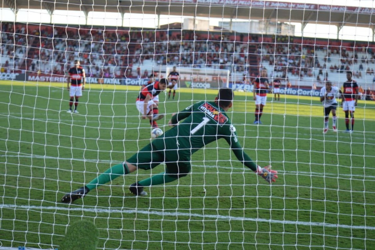 Vitória empata com Atlético-GO na estreia de Loss e segue na zona de rebaixamento 