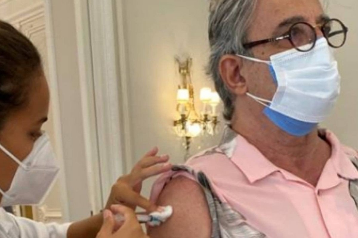  Aos 75 anos, cantor Ivan Lins é vacinado contra Covid-19