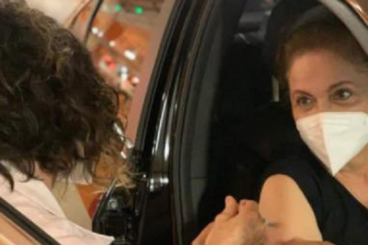 "Vacinem-se. Cuidem-se", diz a ex-presidente Dilma Rousseff após receber a primeira dose