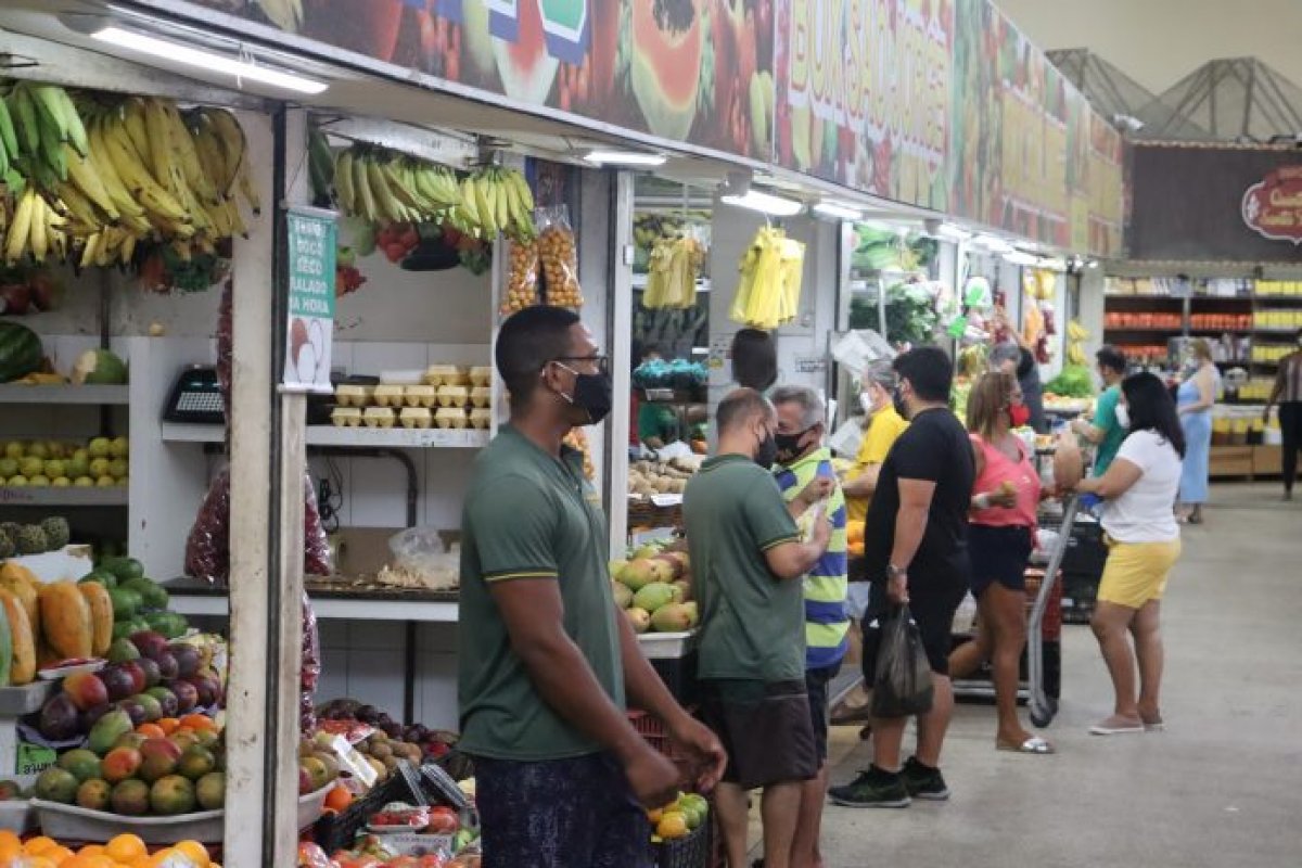 Após antecipação do toque de recolher, mercados têm horários de funcionamento alterados