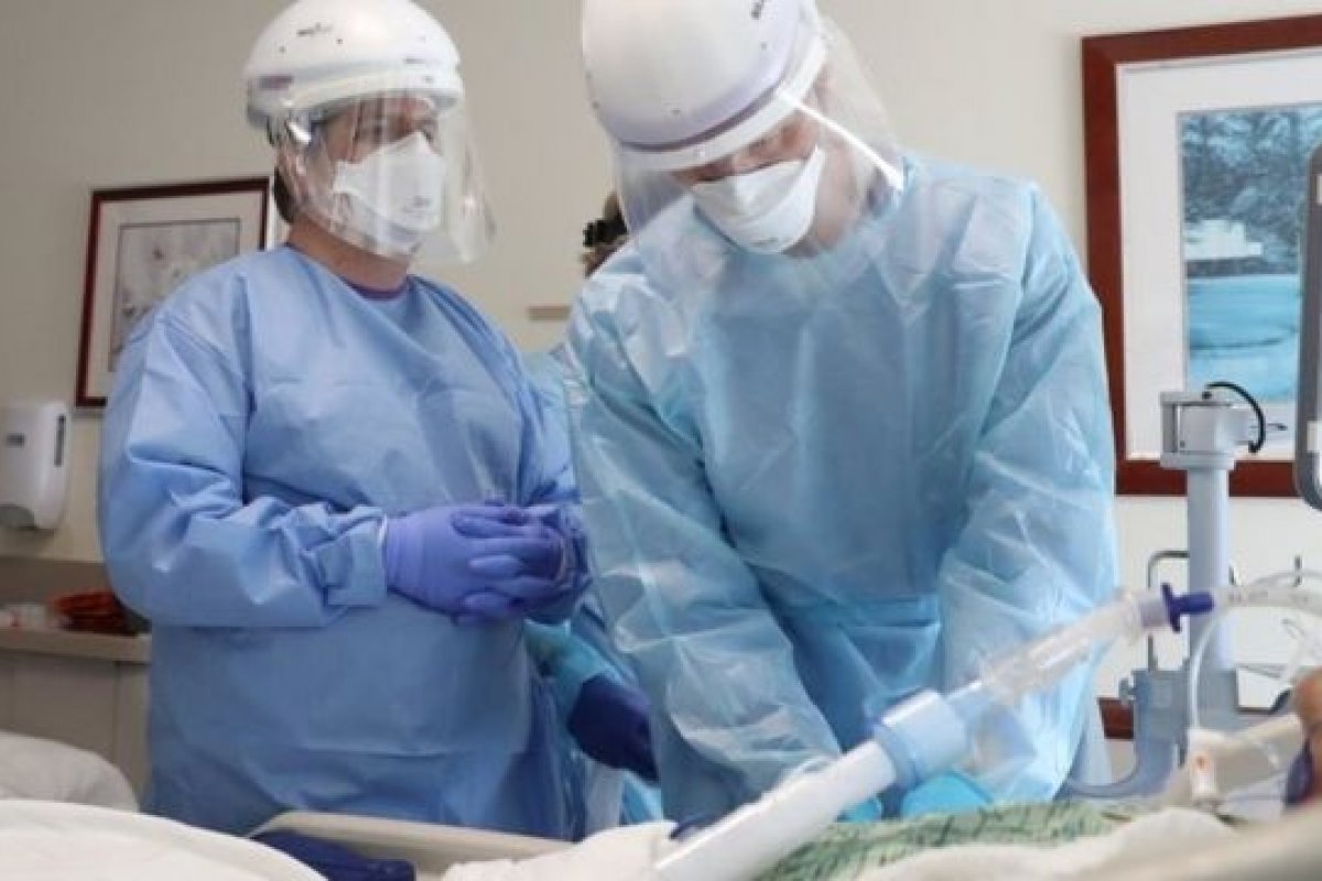 Empresas afirmam que estoque de medicamentos do 'kit intubação' zerou