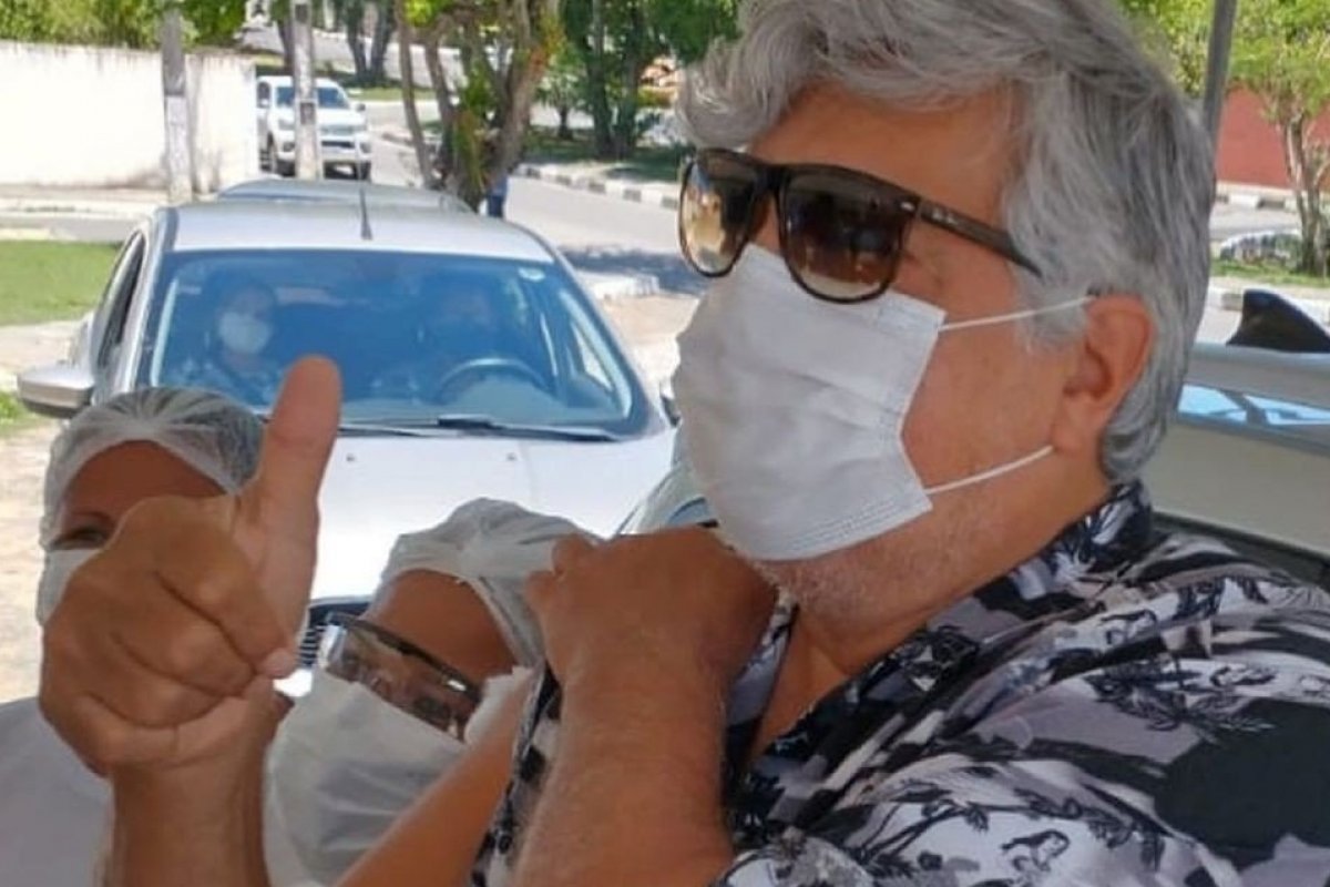 Aos 70 anos, Sidney Magal é vacinado contra a Covid-19 