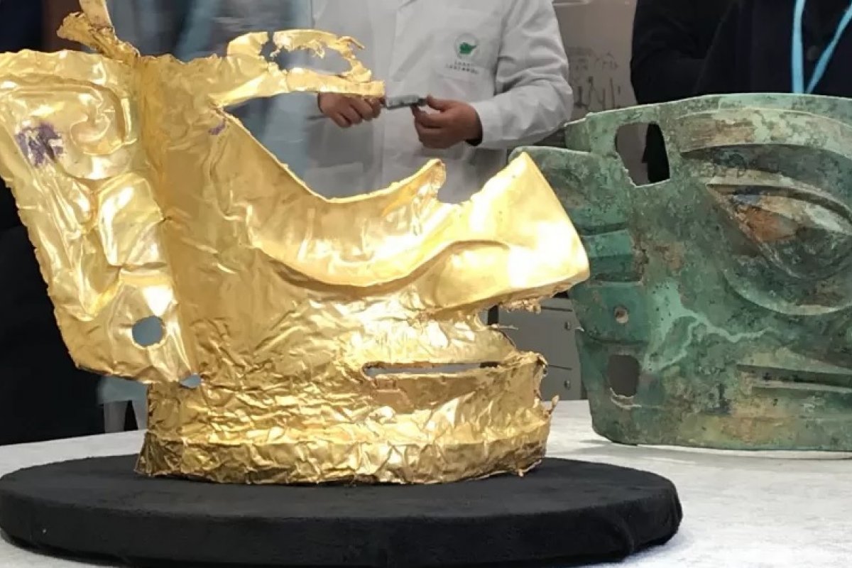 Arqueólogos encontram máscara de ouro milenar durante escavações na China