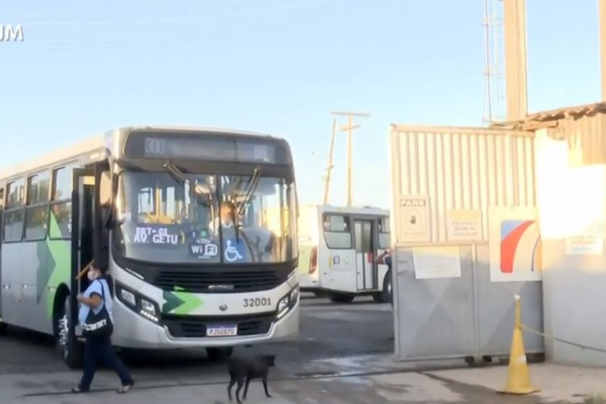 Rodoviários de Feira de Santana atrasam saída dos ônibus em protesto contra salários atrasados 