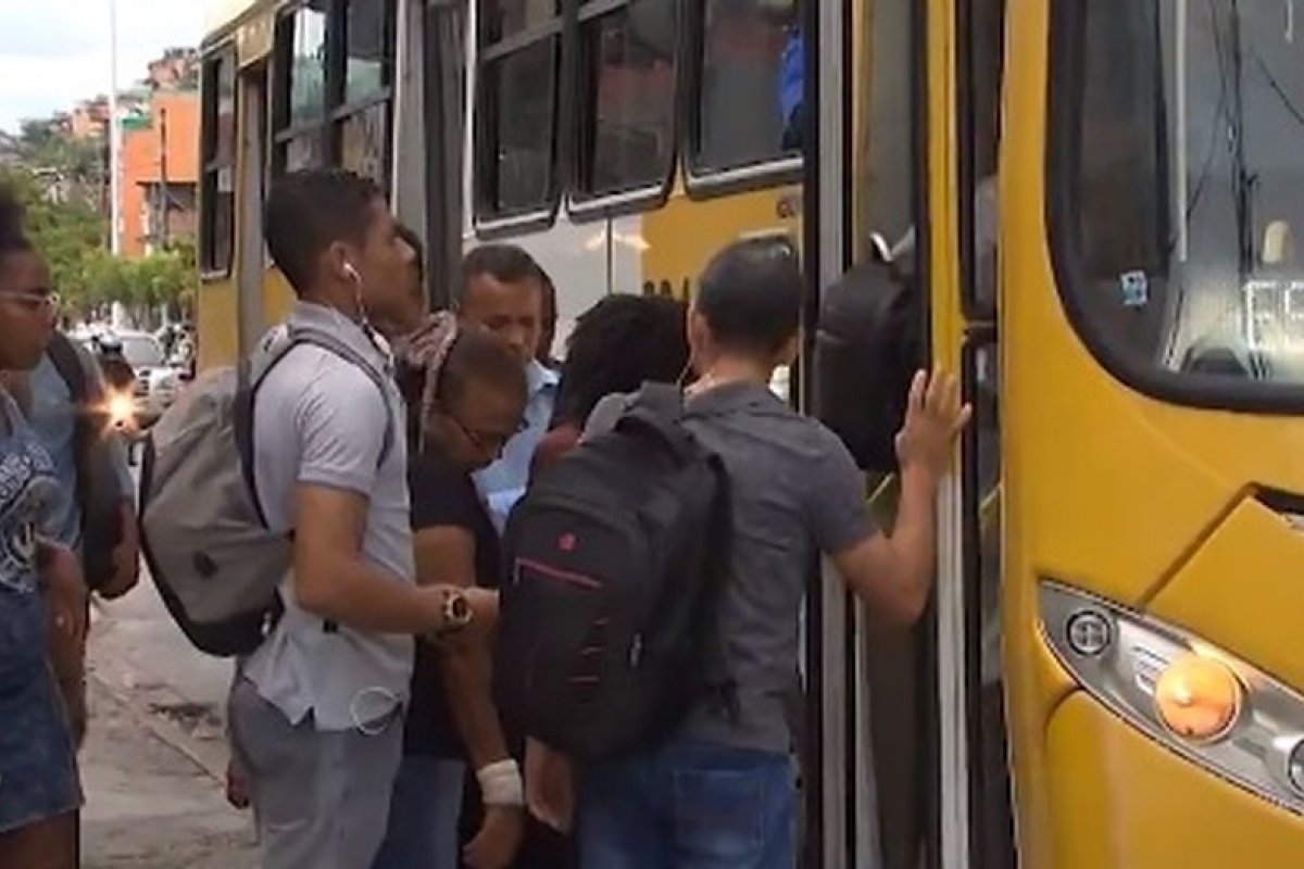 Em meio à pandemia,  secretário de Mobilidade diz ser impossível controlar quantidade de passageiros nos ônibus de Salvador