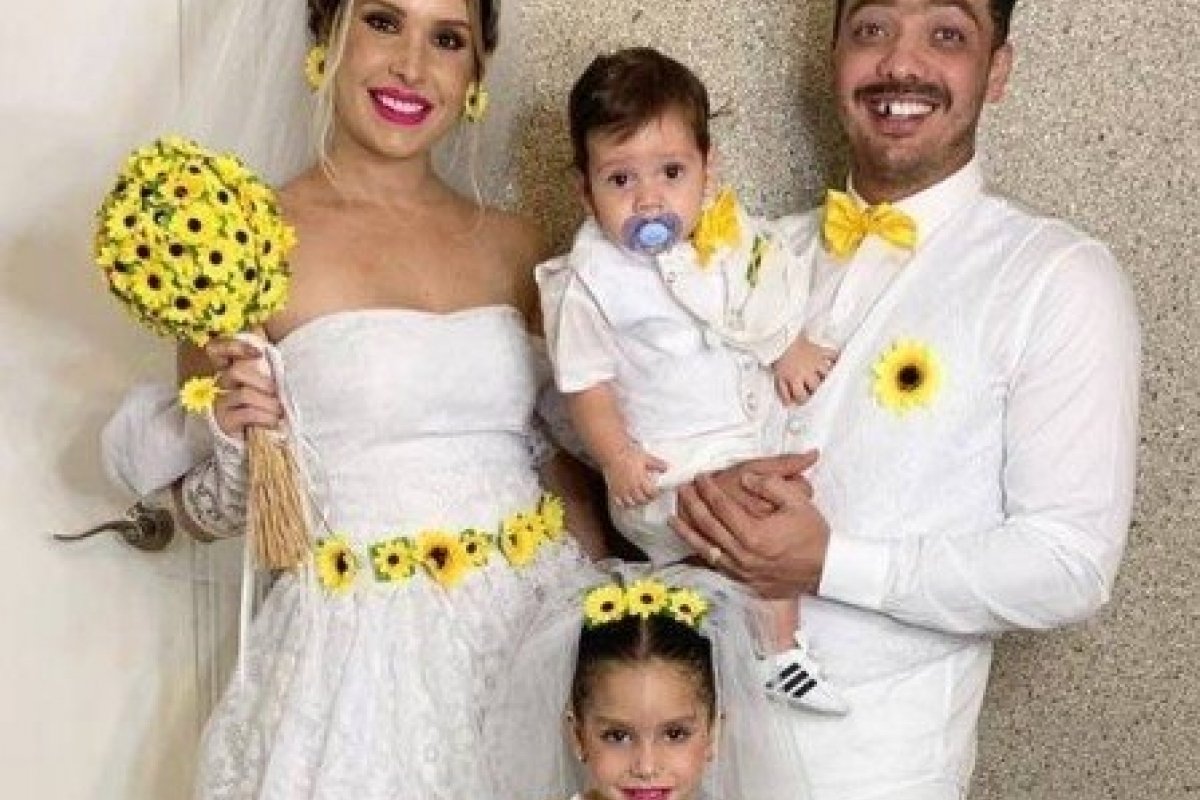 Safadão faz a festa na web ao posar de caipira com a família!
