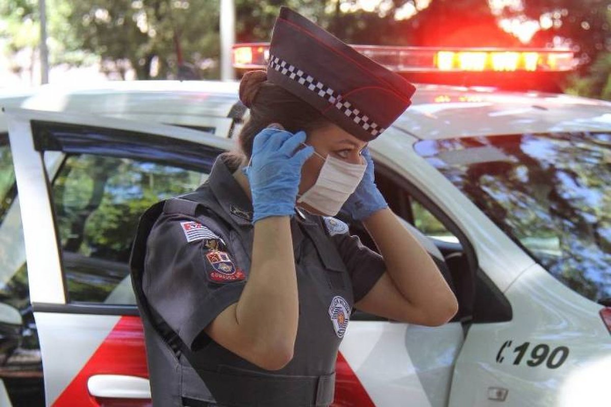Covid-19: governo de SP anuncia vacinação para professores e policiais a partir de abril