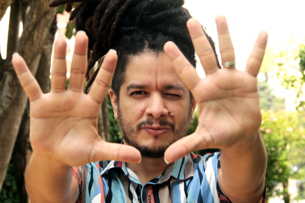 Pietro Leal volta à cena com “Estereótica” e transmite show no YouTube dia 1º de abril
