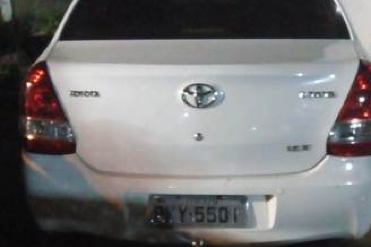 Polícia prende dupla envolvida em roubo de carro próximo do povoado de Água Branca, na Bahia