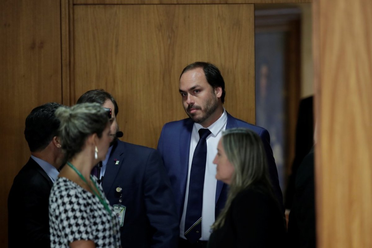 Vereador Carlos Bolsonaro diz que Justiça rejeitou queixa-crime do PSOL 