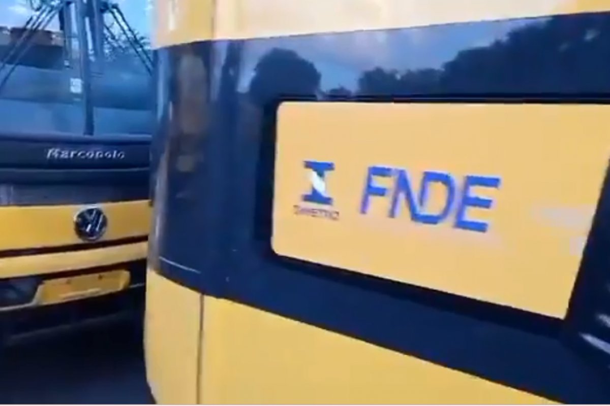 Vídeo: Doria entrega ônibus escolares com tarjas cobrindo as marcas do governo federal