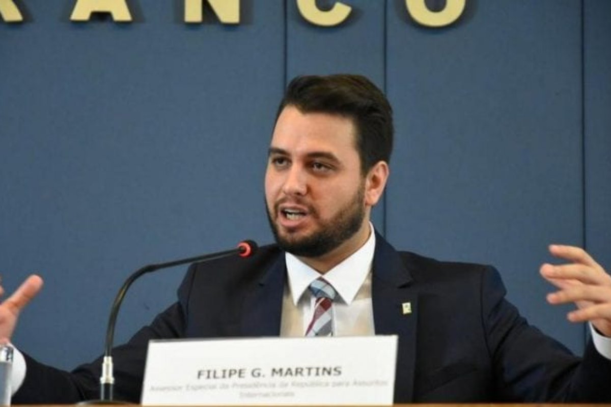Presidente do Senado ordena investigação para apurar gesto de assessor do Planalto em sessão