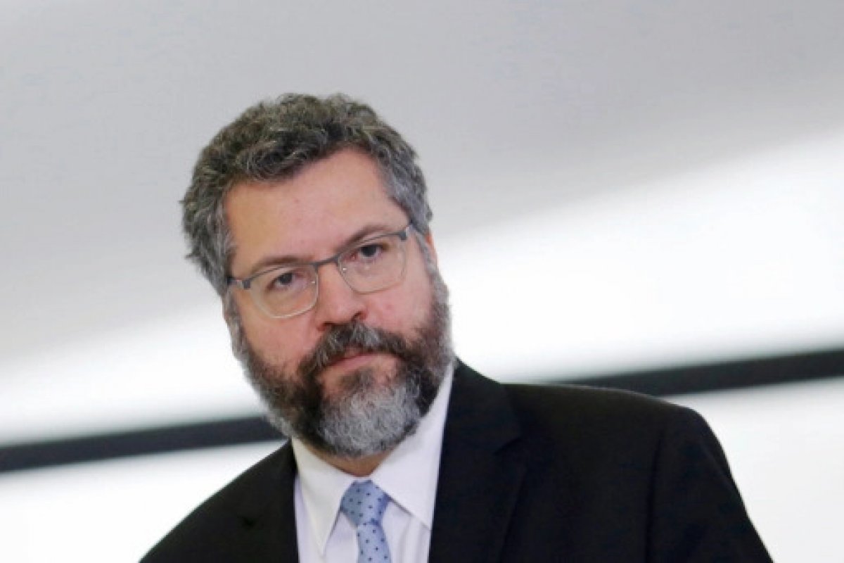 Senadores ameaçam "bloqueio" ao Itamaraty caso Ernesto Araújo continue no cargo, diz colunista