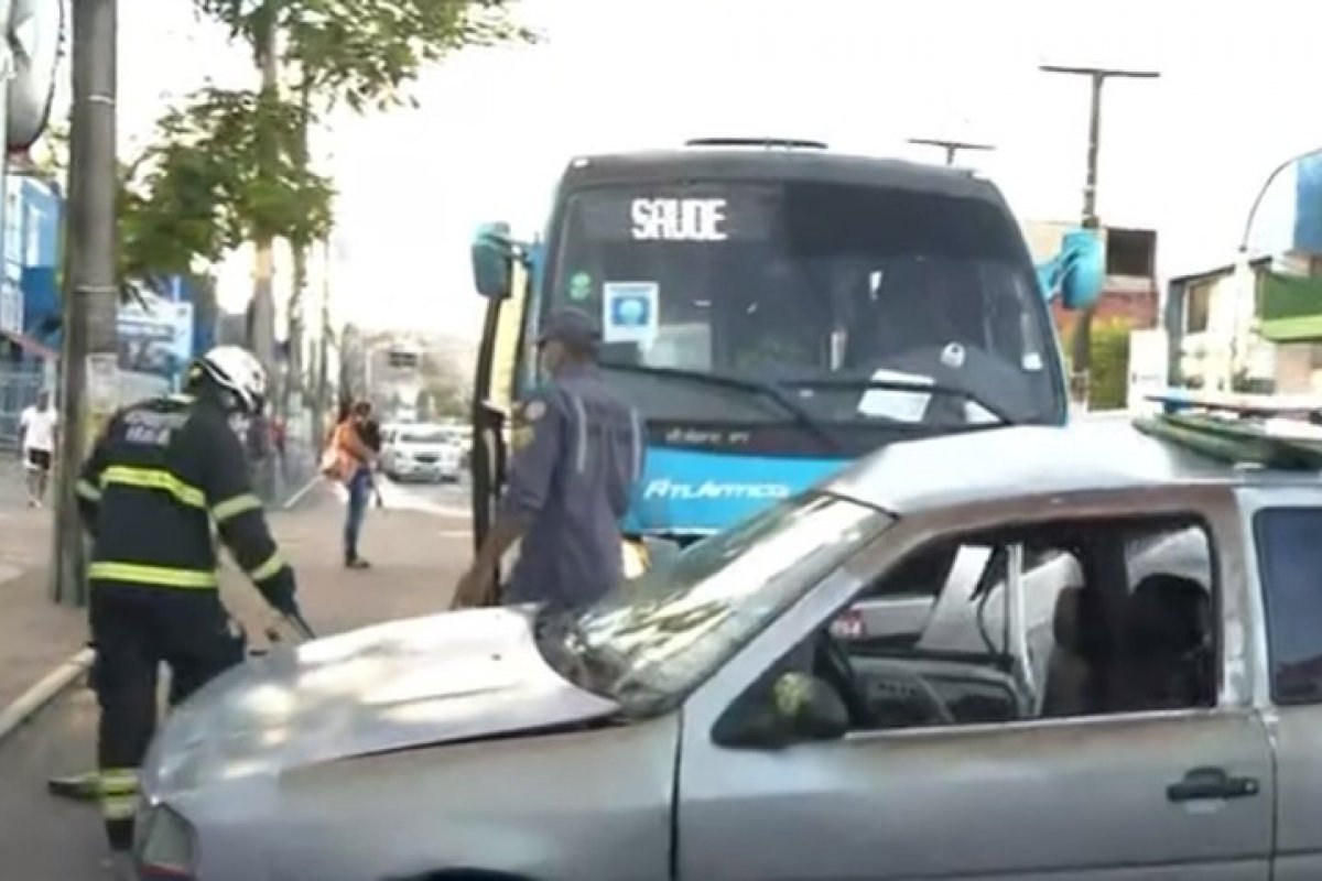 Câmera de segurança flagra batida entre carro e ônibus no Largo do Roma, em Salvador