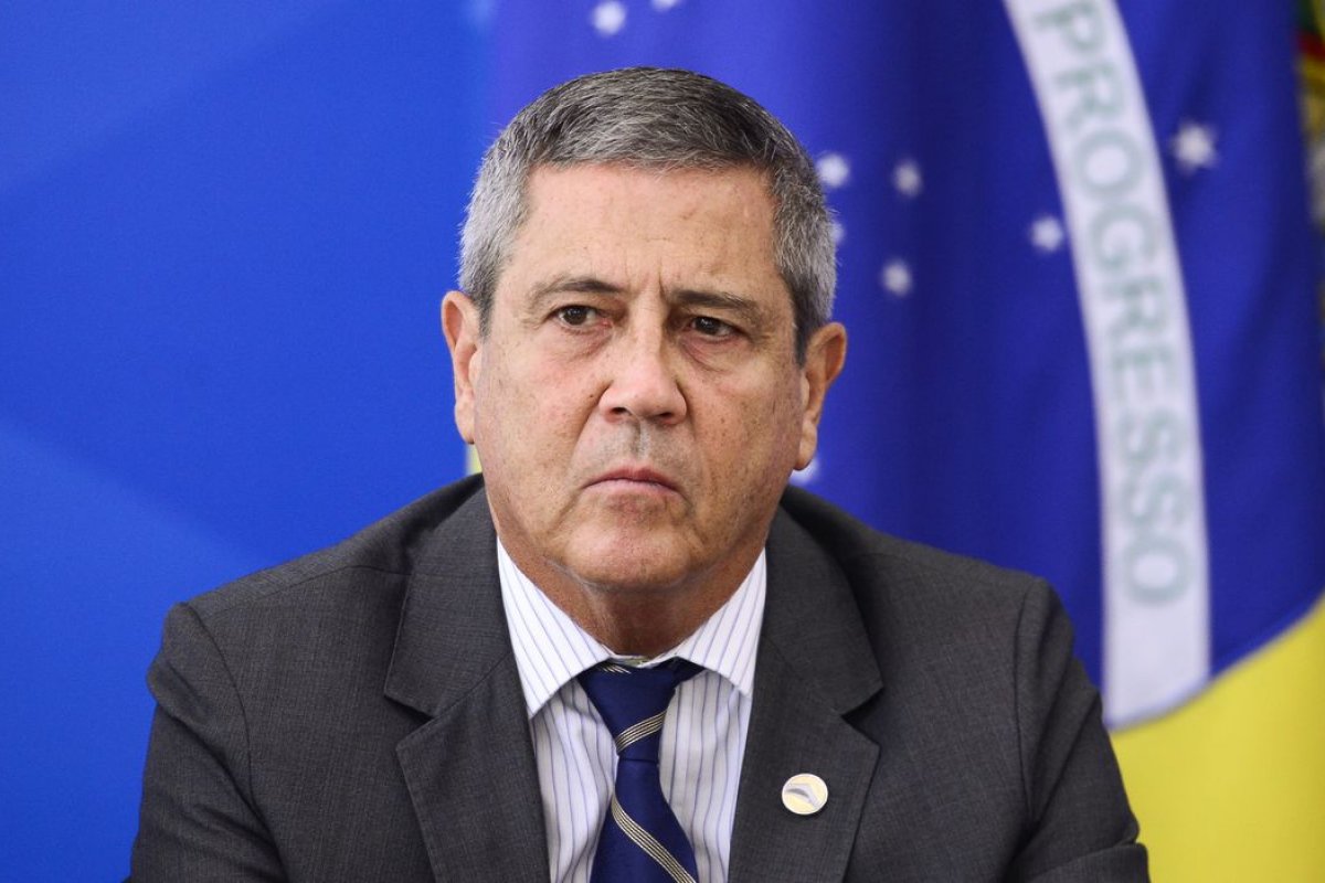 De férias em Maceió, ministro Braga Netto tem mal súbito