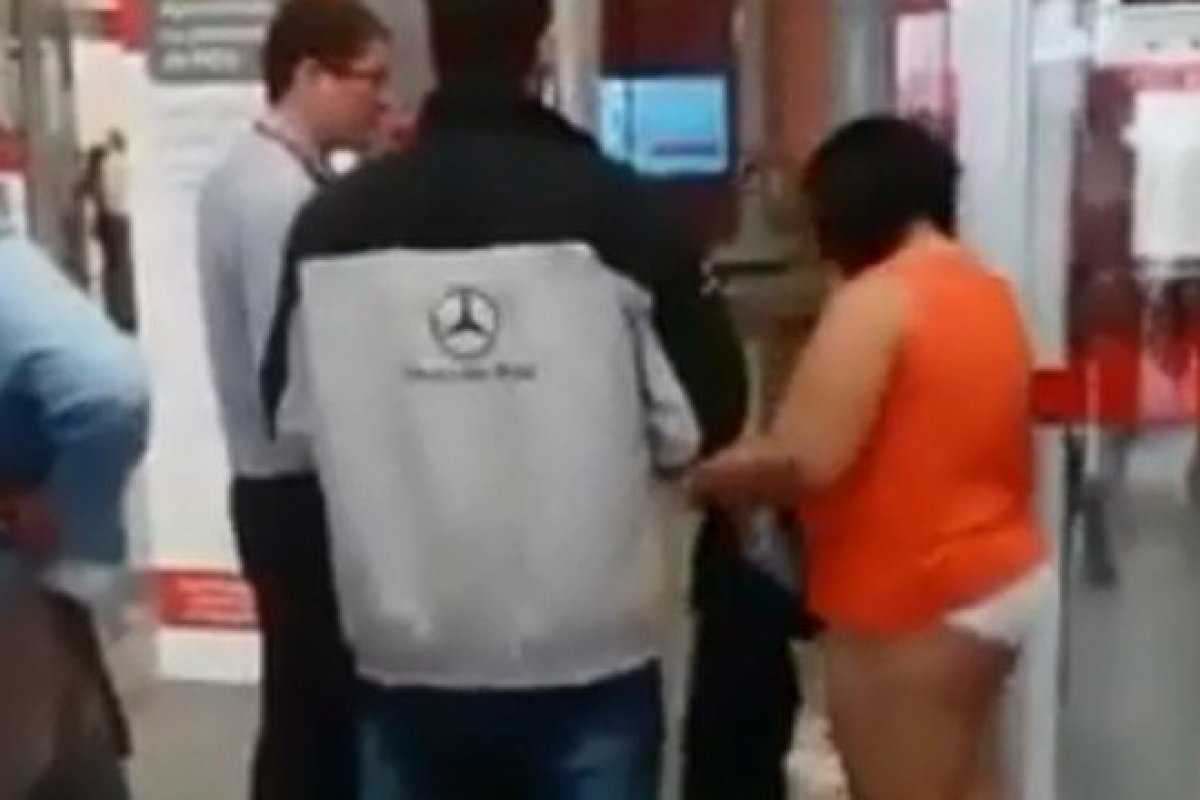Mulher fica nua durante revista em agência bancária no Rio 