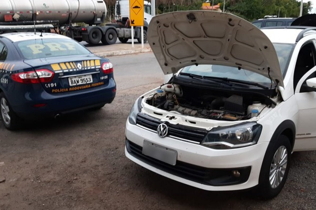 Dois homens são presos após serem flagrados com carros roubados na BR 110