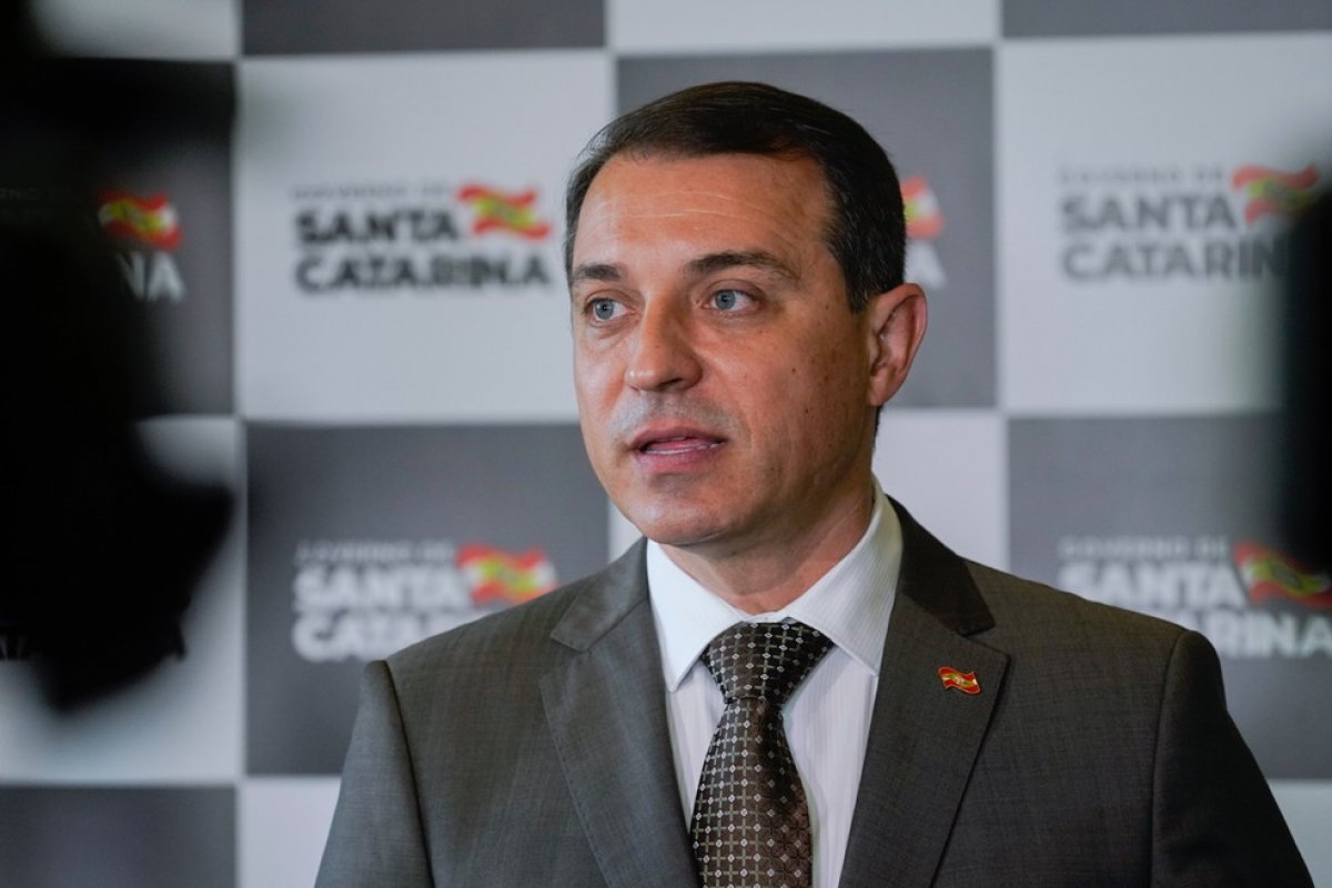 Governador de Santa Catarina é afastado do cargo após tribunal aceitar denuncia de impeachment 