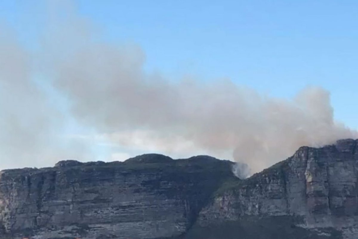 Incêndio atinge áreas do Morro do Camelo, na  Chapada Diamantina 