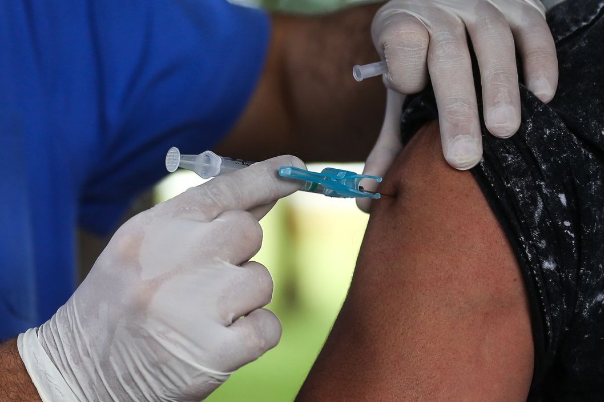 Após início da vacinação, pelo menos 3 capitais já registraram queda no número de mortes de idosos