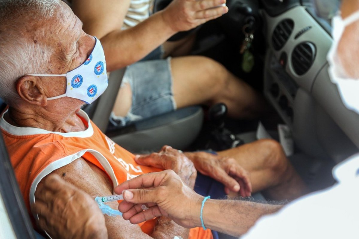  Idosos com 67 anos ou mais começam a ser vacinados neste domingo em Lauro de Freitas