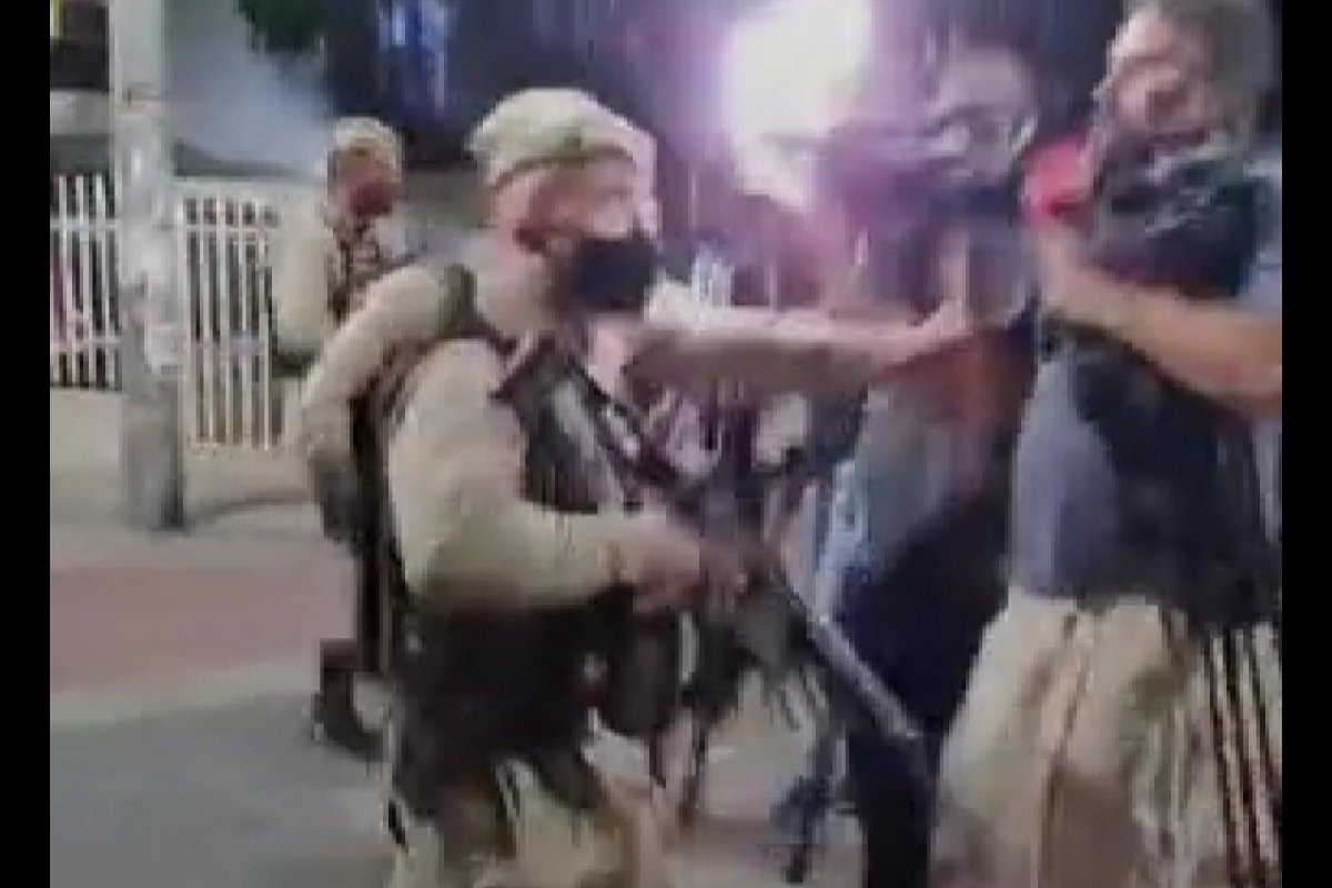 Vídeo: Policiais ameaçam jornalistas com fuzis 