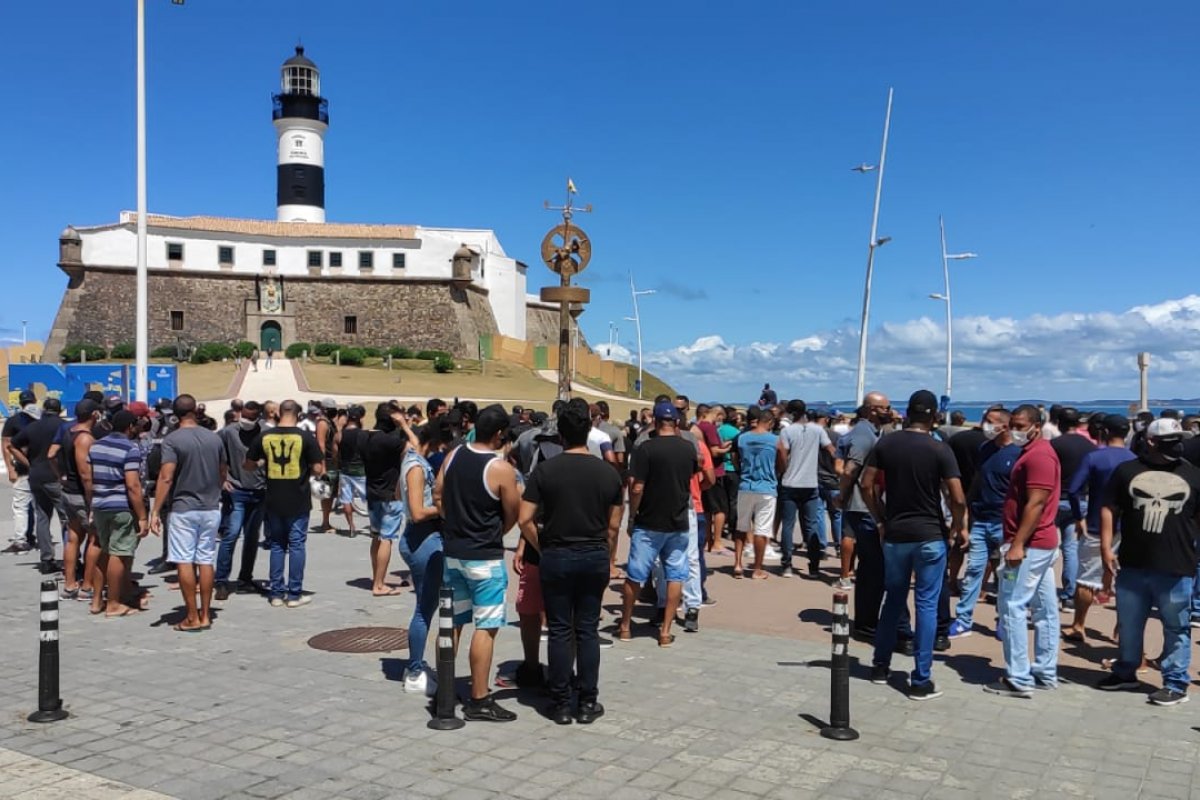 Vídeo: Em manifestação contra o governo, policiais pedem "fora Coutinho"