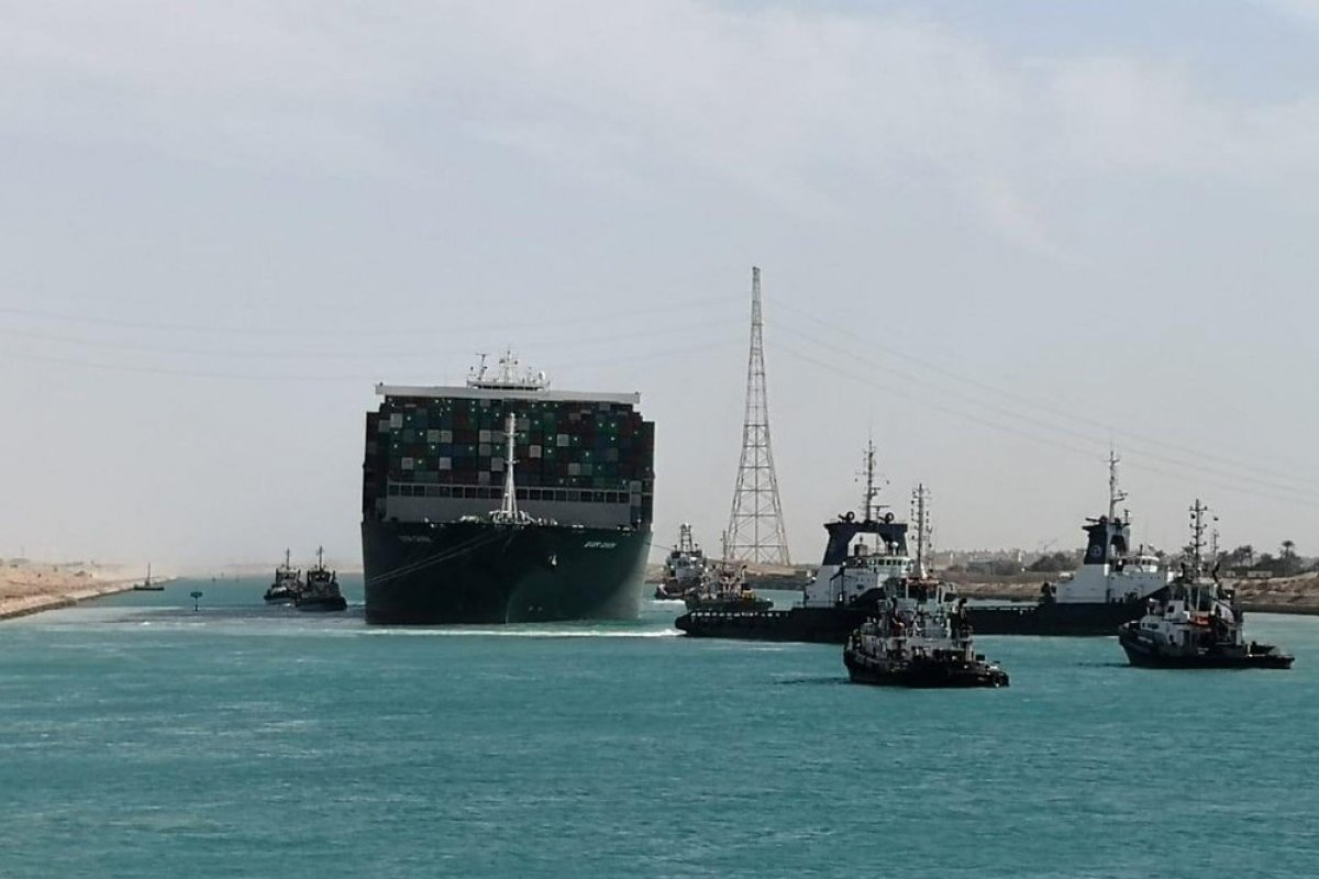 Após quase uma semana, navegação é retomada no canal de Suez após desencalhe de navio