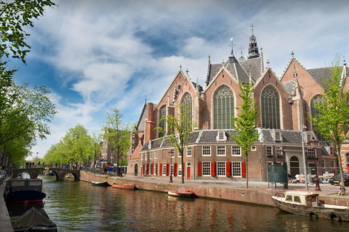 Igreja na Holanda que desafiava restrições contra Covid-19 sofre explosão