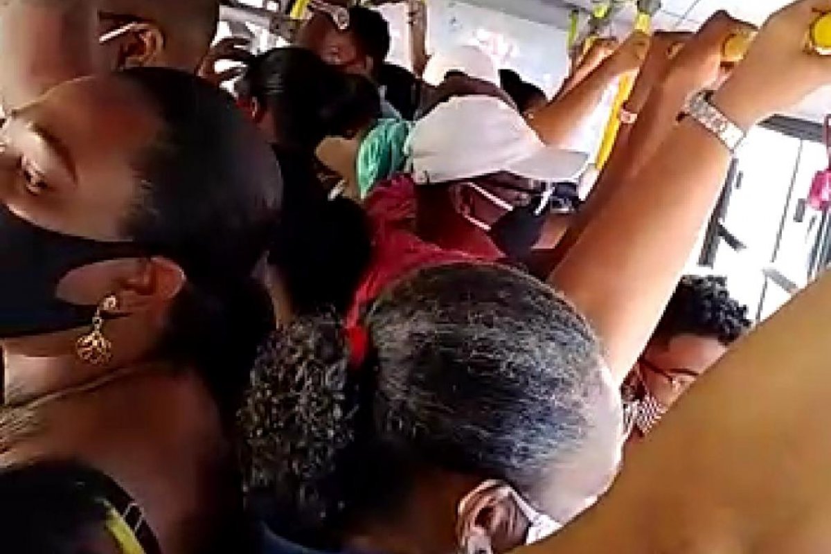 Vídeo: Imagens mostram superlotação de passageiros em ônibus na manhã desta terça-feira (30) em Salvador