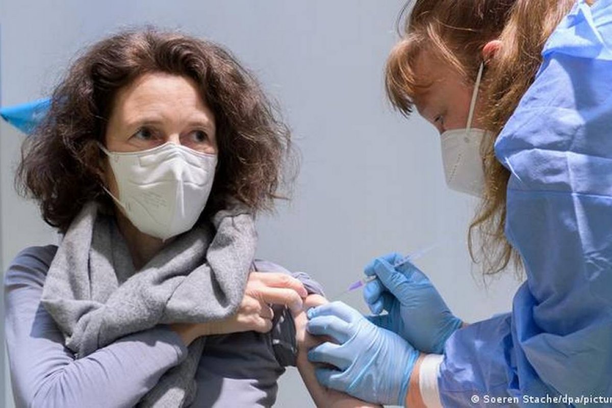 Primeira geração de vacinas contra Covid-19 pode perder eficácia em até um ano, dizem cientistas