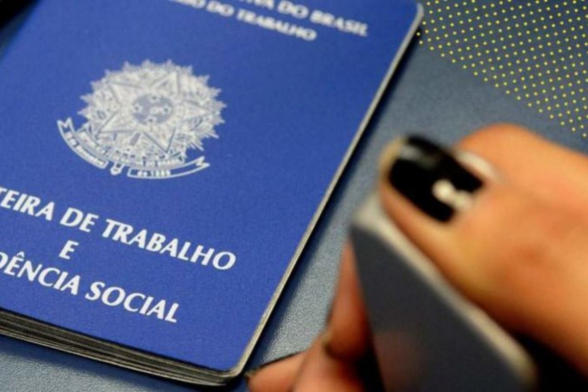 Brasil criou 401 mil vagas com carteira assinada em fevereiro