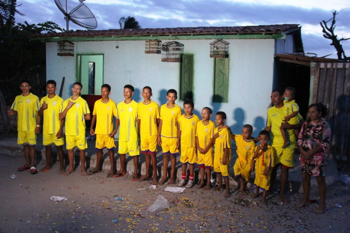 Casal dos 14 filhos com nomes iniciados com letra 'R' ganham uma menina