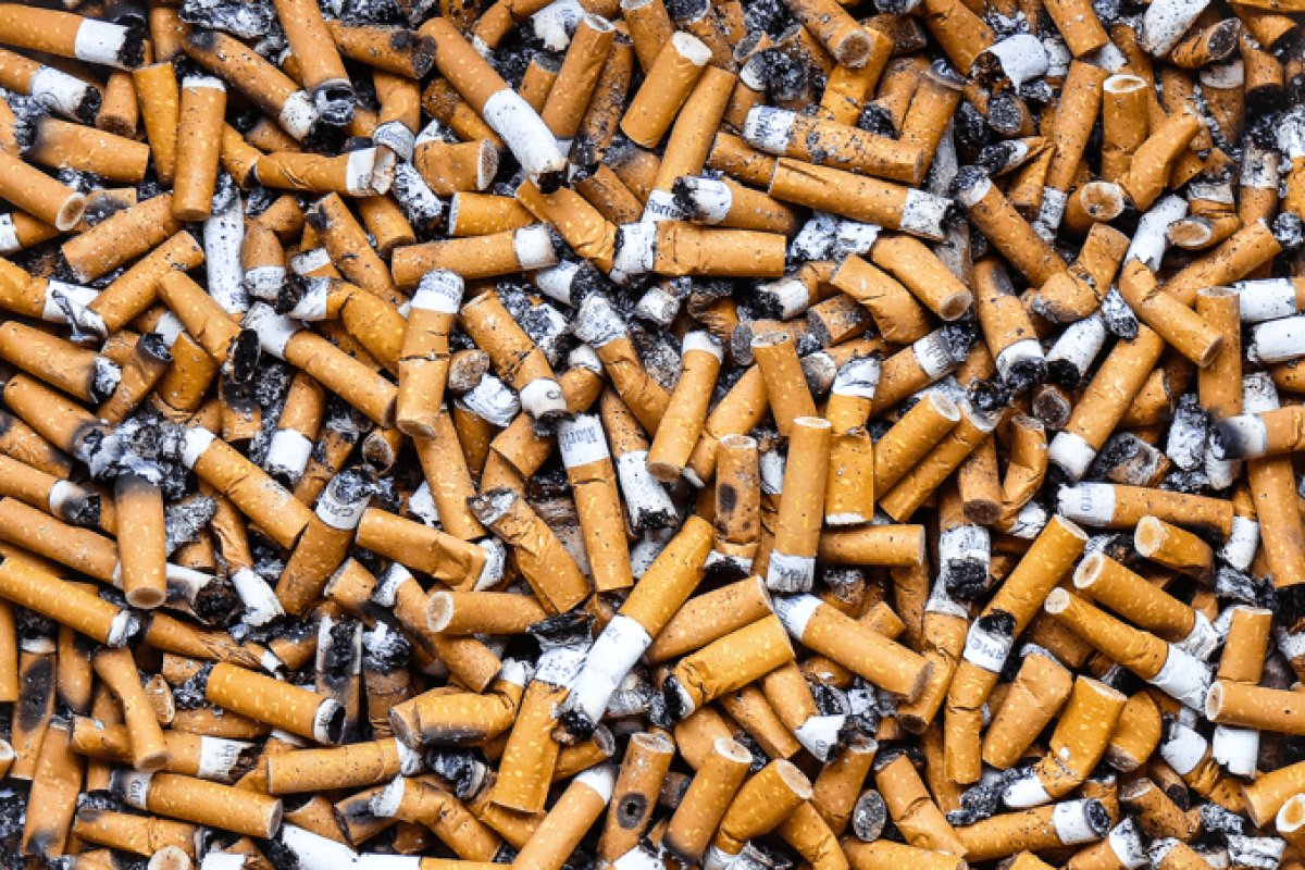 Grã-Bretanha planeja responsabilizar empresas por bitucas de cigarro