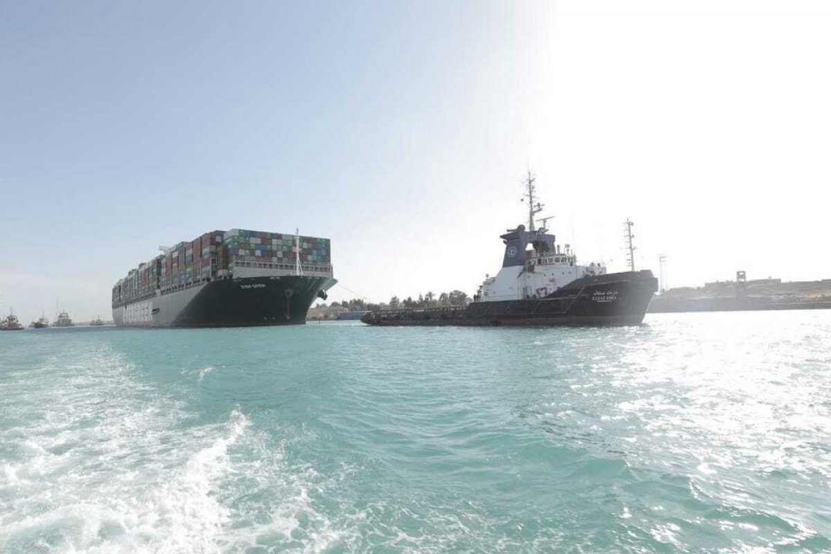Mais de 100 embarcações já passaram pelo canal de Suez após desencalhe de meganavio