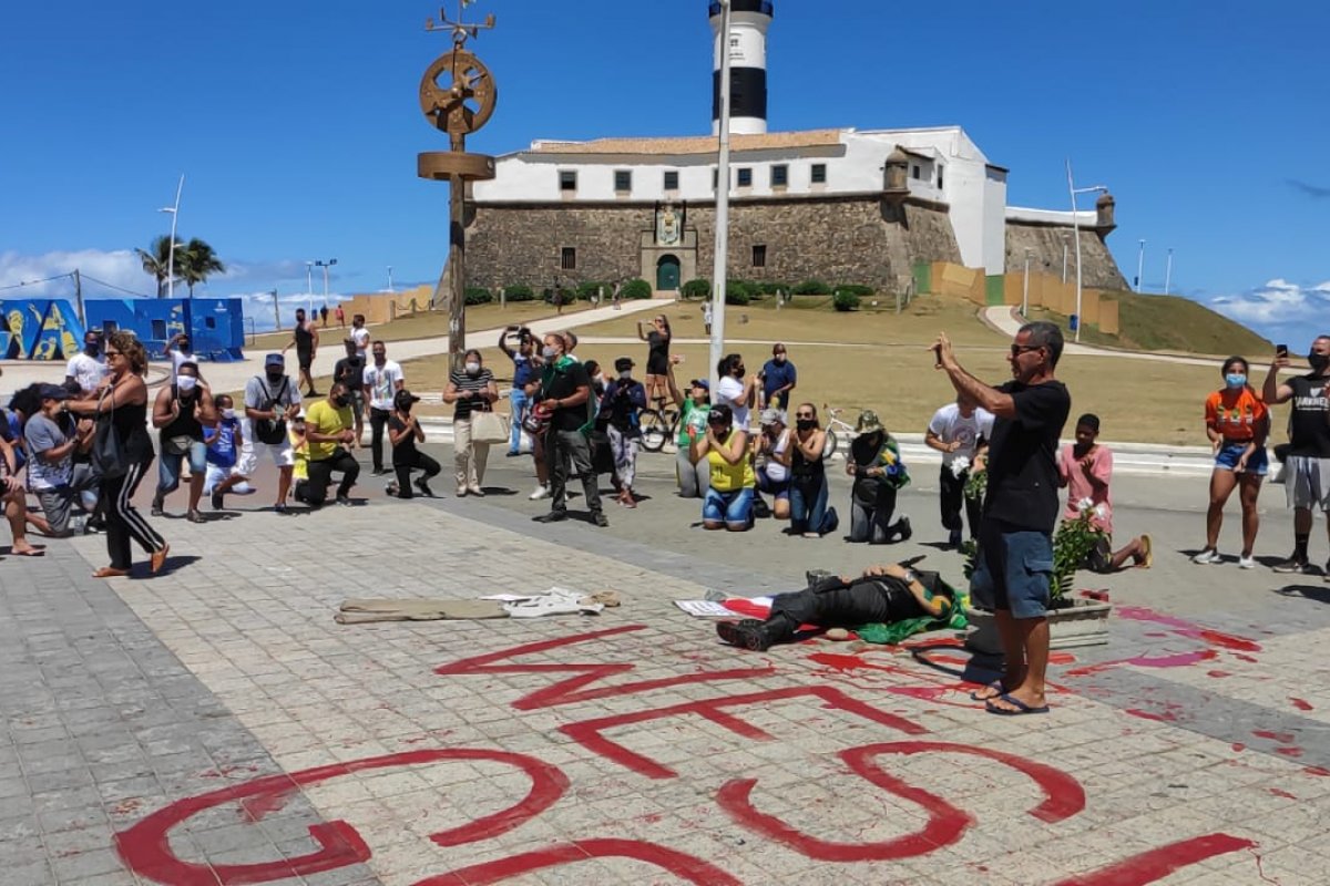 Vídeo: Em memória de soldado morto na Barra, policiais fazem carreata nesta quarta