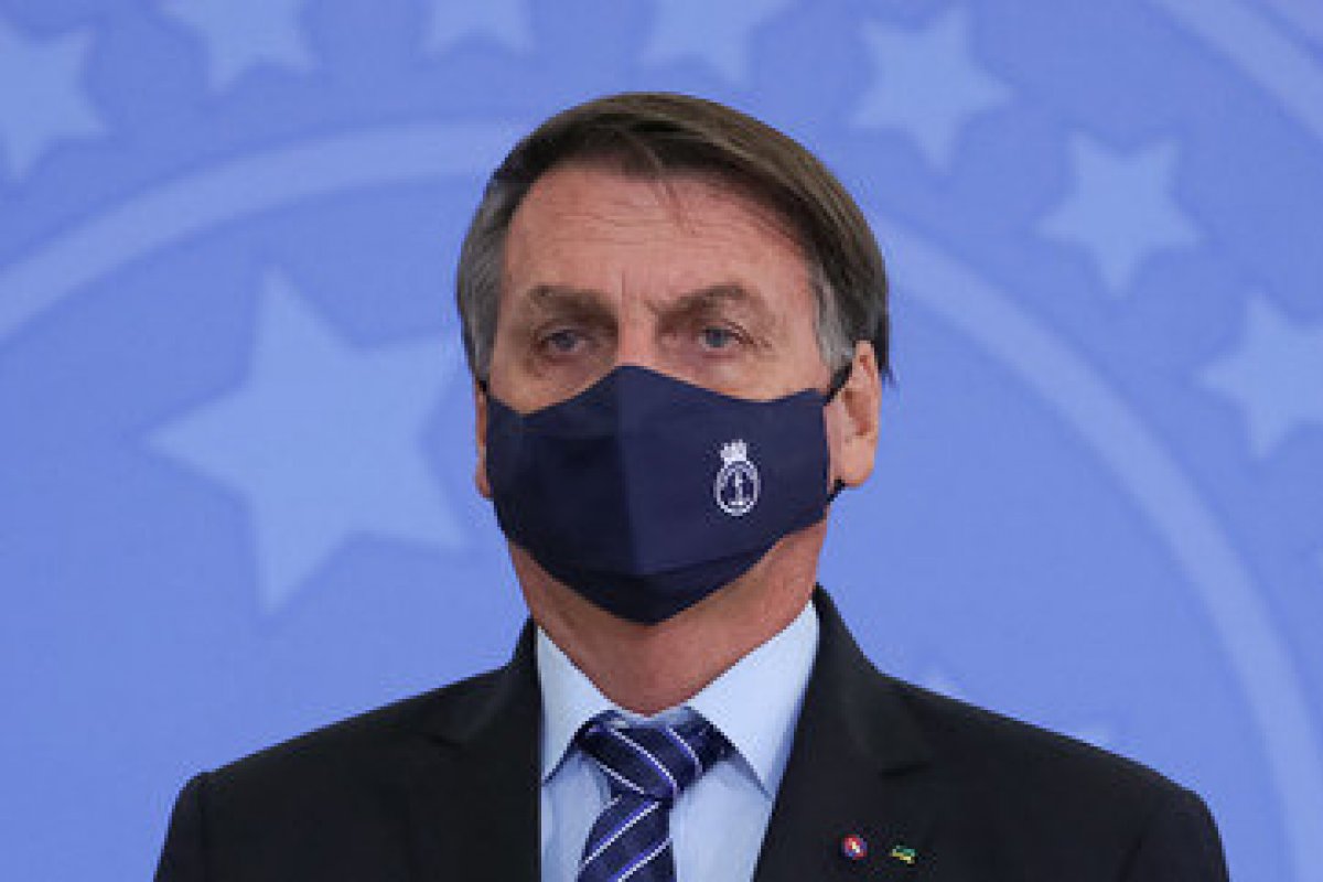 "Brasil deve voltar a trabalhar", diz Bolsonaro ao falar sobre estado de sítio