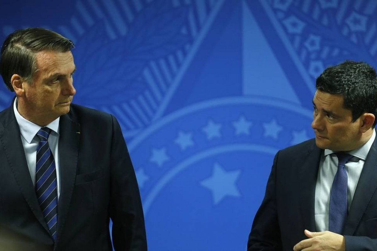 Bolsonaro e Moro trocam mensagens de apoio na rede social 