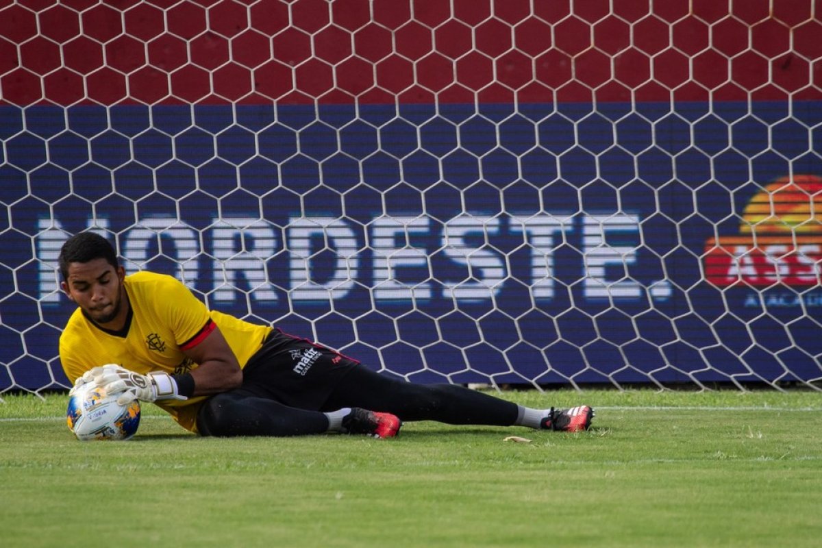 "Venho esperando essa oportunidade", diz goleiro do Vitória após assumiu posoção de titular no time